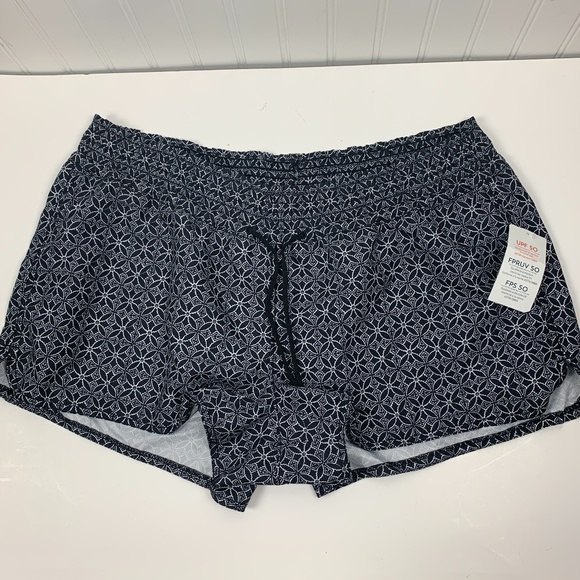 Old Navy Other - Old Navy Black and White Print Board Short